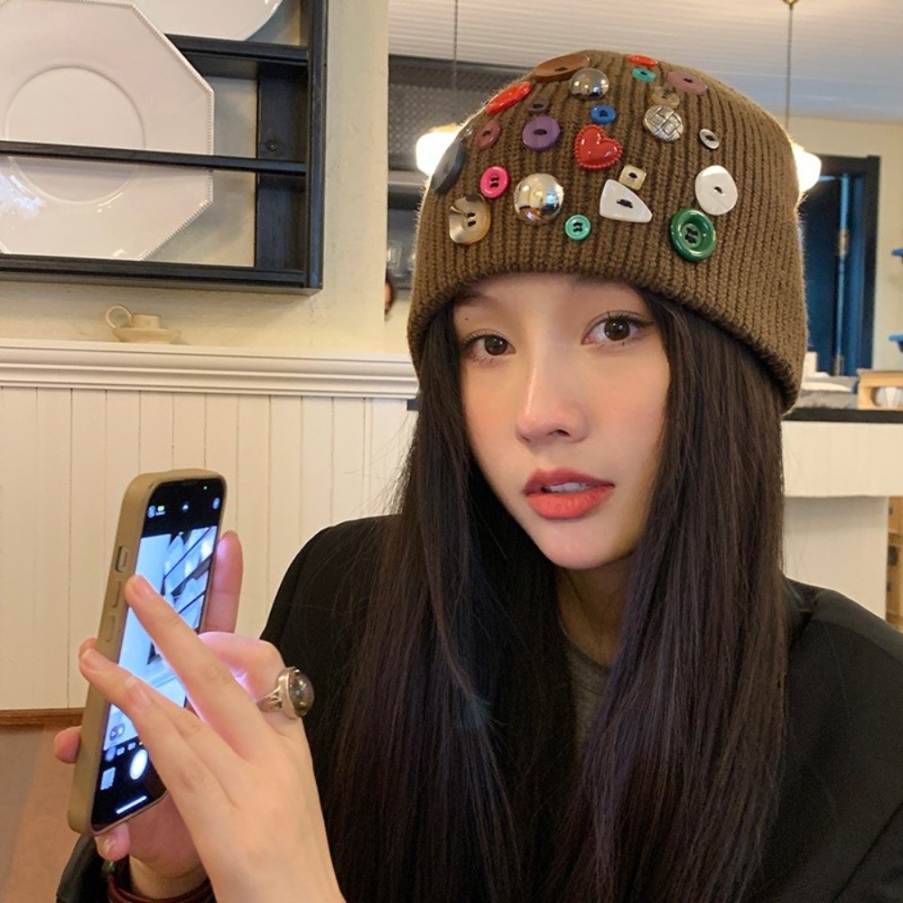 カラフルなボタン付きビーニーハット 不規則なボタン装飾の折り - Beanie Cuffed Knit のレビューと価格